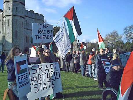 PSC/Neturei Karta picket at Windsor Castle last Monday evening