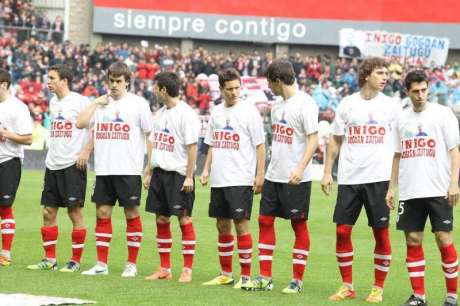Bilbao Athletic players at game this month wearing T-shirts to express solidarity with family of one of their fans shot by Ertzaintza rubber projectile at short range who later died in hospital