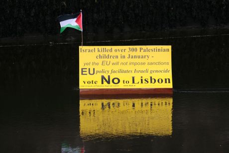 Click on image to see full-sized version 2._raft_launch_vote_no_lisbon___ifpal_img_4696.jpg