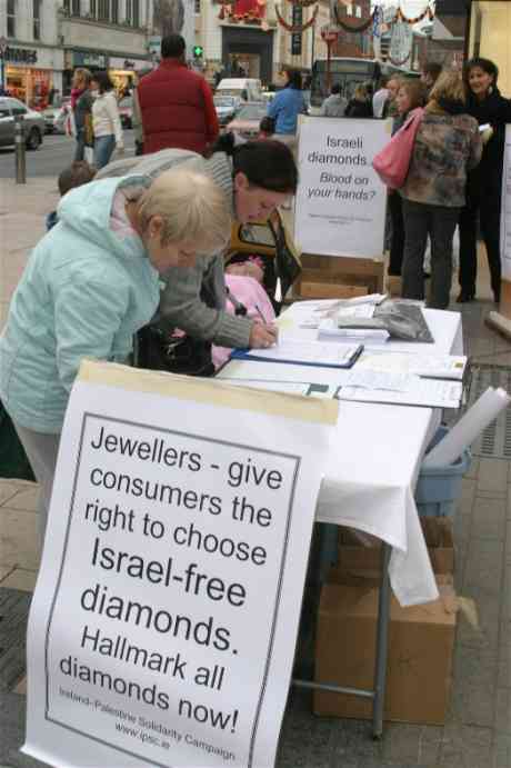 Shoppers sign the petition to the Retail jewellers of Ireland