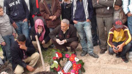 A'raft's father at 12 o'clock position of wreath