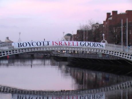 Banner Drop, Ha'penny Bridge (photo courtesy of �ir�g�)