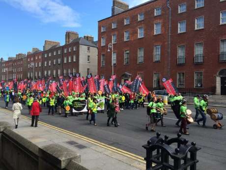 dunnes_workers_march_pic1_june06_2015.jpg