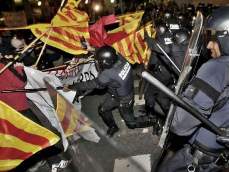 Mossos beat students against bolonya plan in Barcelona