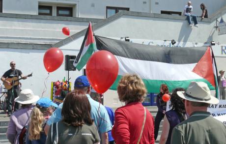 David Rovics taking the dais