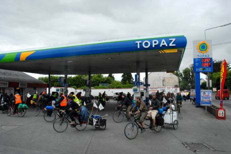 Blockade of Topaz petrol station (owned by Shell)