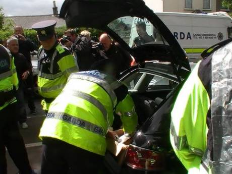 Gardai searching car of Dublin City Cllr Louise Minihan