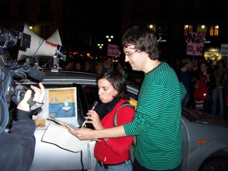 The climate is not for sale demo reads out manifesto in placa St Jauma