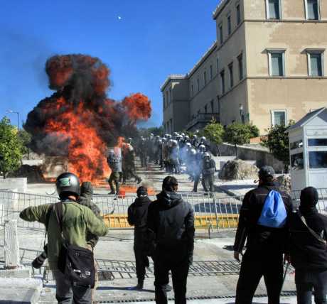 Greetk protesters reach parliament steps and set fire to a sentry box