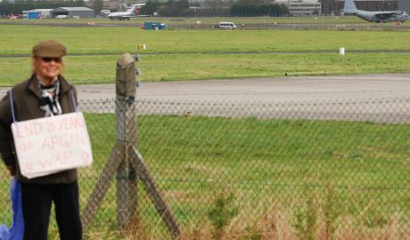 Knit_in at the wire at Shannon as Warplane gets ready to take off Shannon 27Sept09